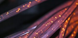 Czy kabel w posadzce musi być w peszlu?