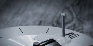 Jak Przykleić odklejona Naklejkę?