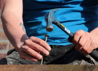 Jak wykręcić śrubę bez łba?