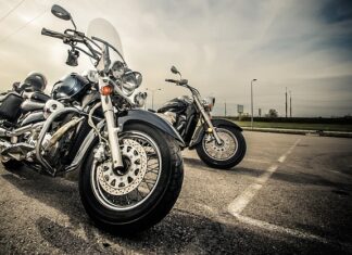 Dlaczego zalewa świecę w motorze?