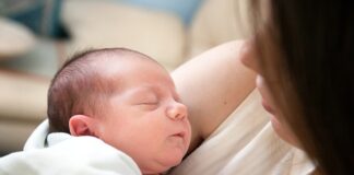 Jak usunąć klej z taśmy klejącej z okna?