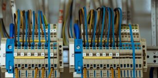 Który bezpiecznik jest od świateł stopu?