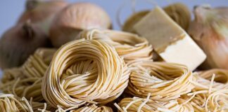 Jakie gniazda zasilające są używane w jednostce centralnej?