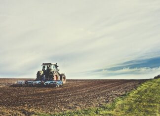 Jak poluzować śruby w kole?